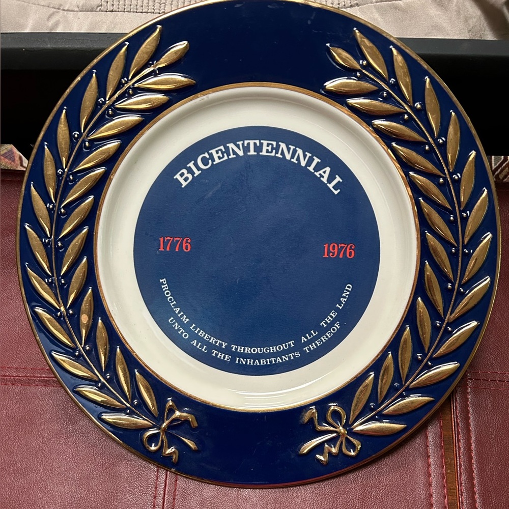 Bicentennial 1776-1976 Commemorative Plate - dark Blue & Gold, 10.5” diam. Vntg